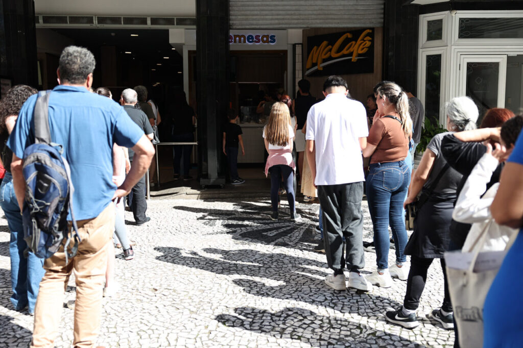 FILA PARA O SORVETE