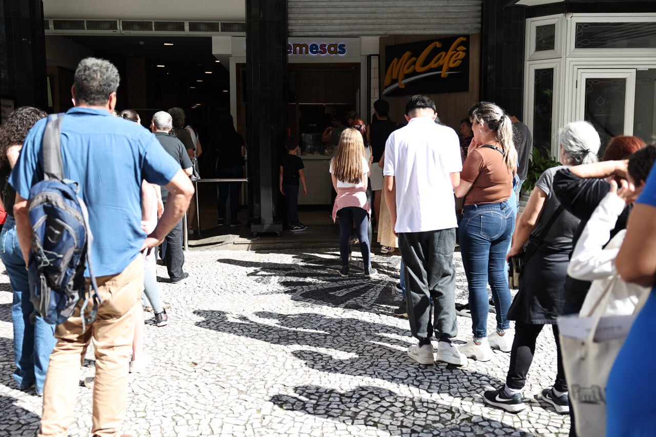 FILA PARA O SORVETE