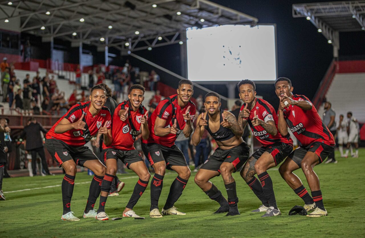 Jogadores do Atlético-GO comemoram