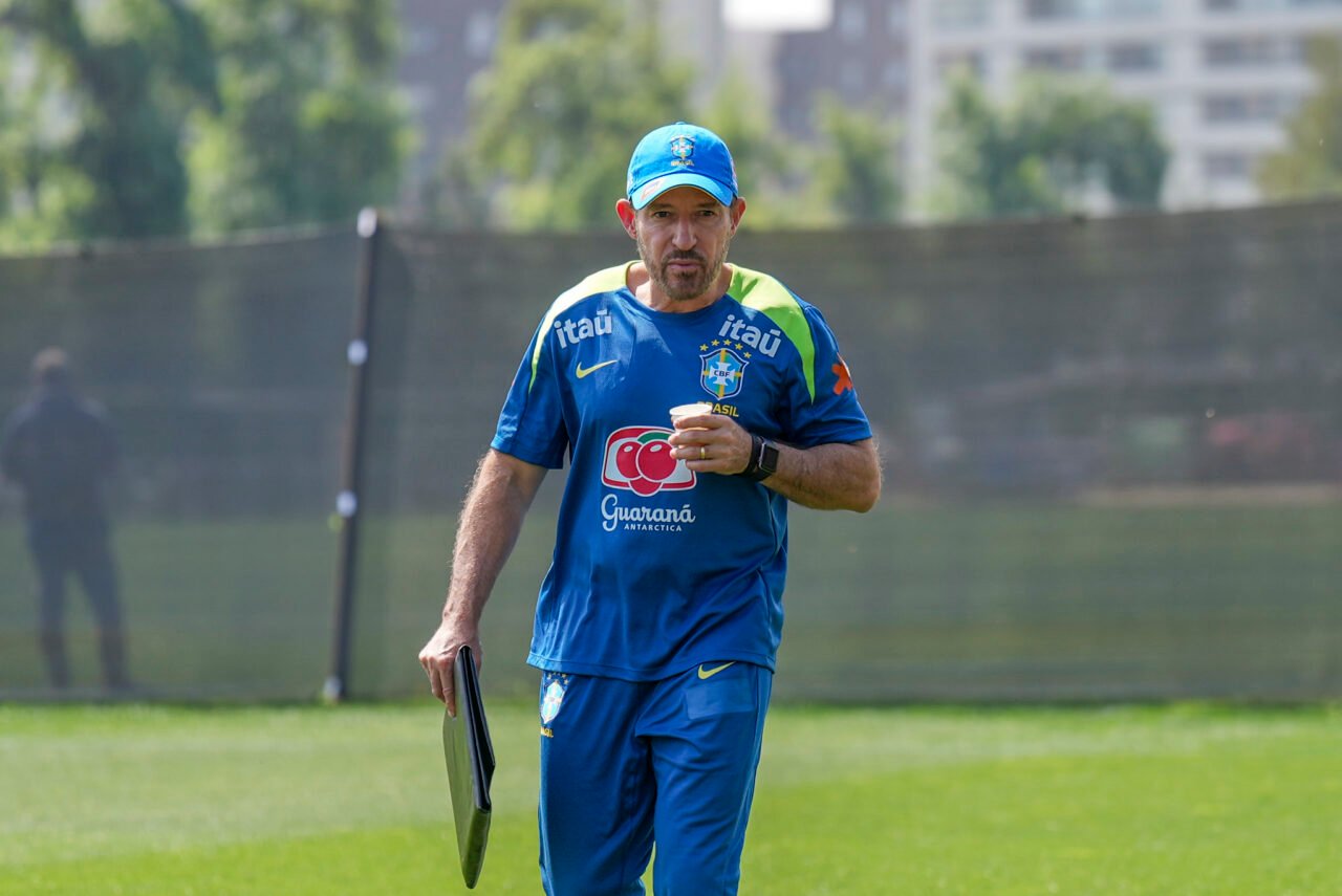 O técnico Ramon Menezes em treino da seleção brasileira sub-20
