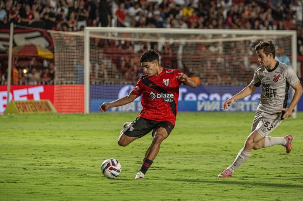 Dudu Kogitzki, do Athletico Paranaense, contra o Atlético-GO