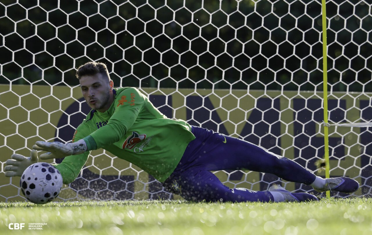 O goleiro curitibano Bento, ex-Athletico Paranaense, em treino da seleção brasileira