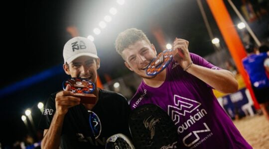 Mola de cinza e Cariani de roxo : beach tennis