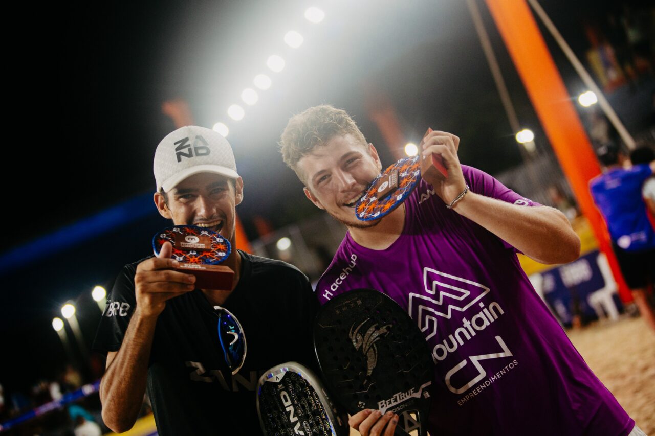 Mola de cinza e Cariani de roxo : beach tennis
