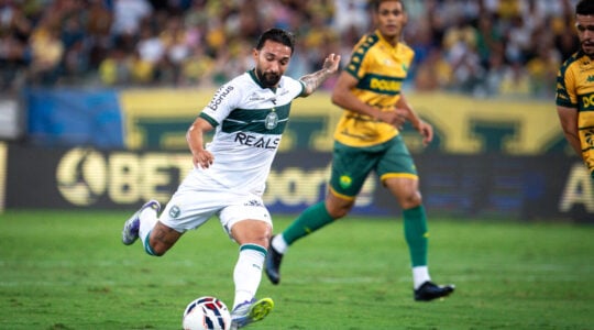 Clayson, do Coritiba, contra o Cuiabá