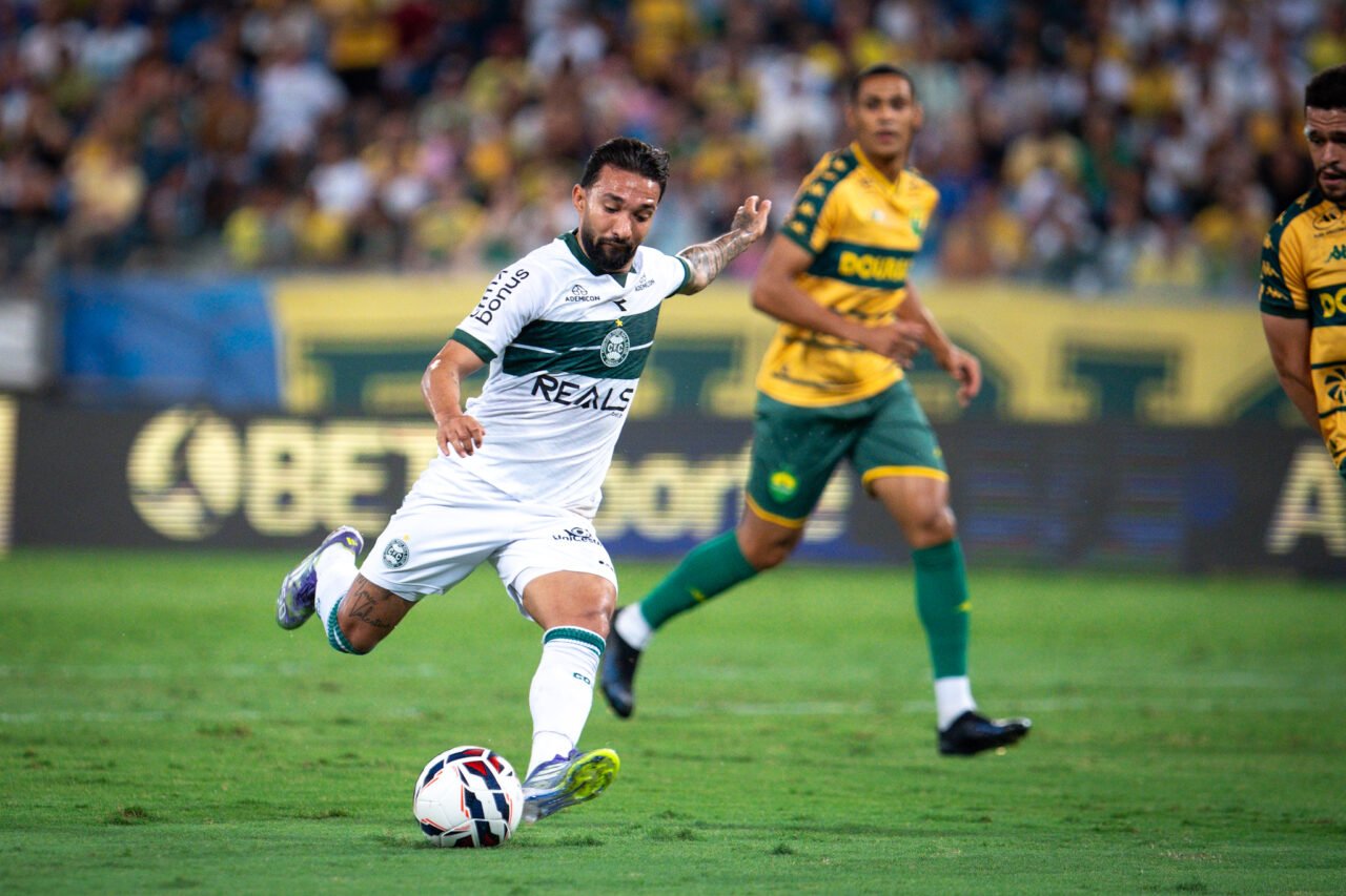 Clayson, do Coritiba, contra o Cuiabá