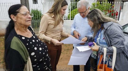 O Presidente da Cohab, André Baú, e a Diretora de Relações Comunitárias, Meiri Morezi, visitaram as vilas Palmeiras e Pontarolla no Tatuquara