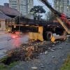 Caminhão Munck arranca poste no Capão Raso