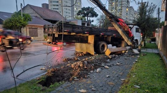 Caminhão Munck arranca poste no Capão Raso