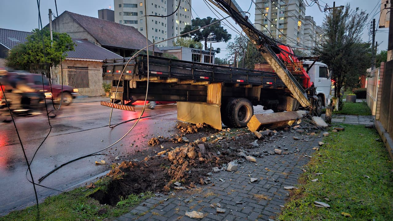 Caminhão Munck arranca poste no Capão Raso