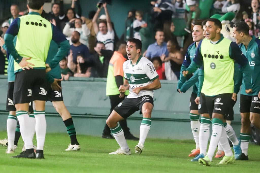 O uruguaio Carlos De Pena comemora gol do Coritiba contra o Avaí 