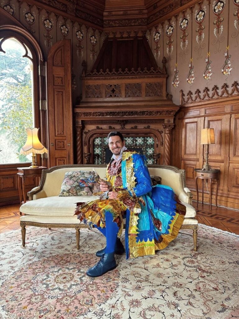 Divulgação Caminhos do Encantamento Gustavo Krelling com o figurino de Príncipe Encantado em Sintra (Portugal).