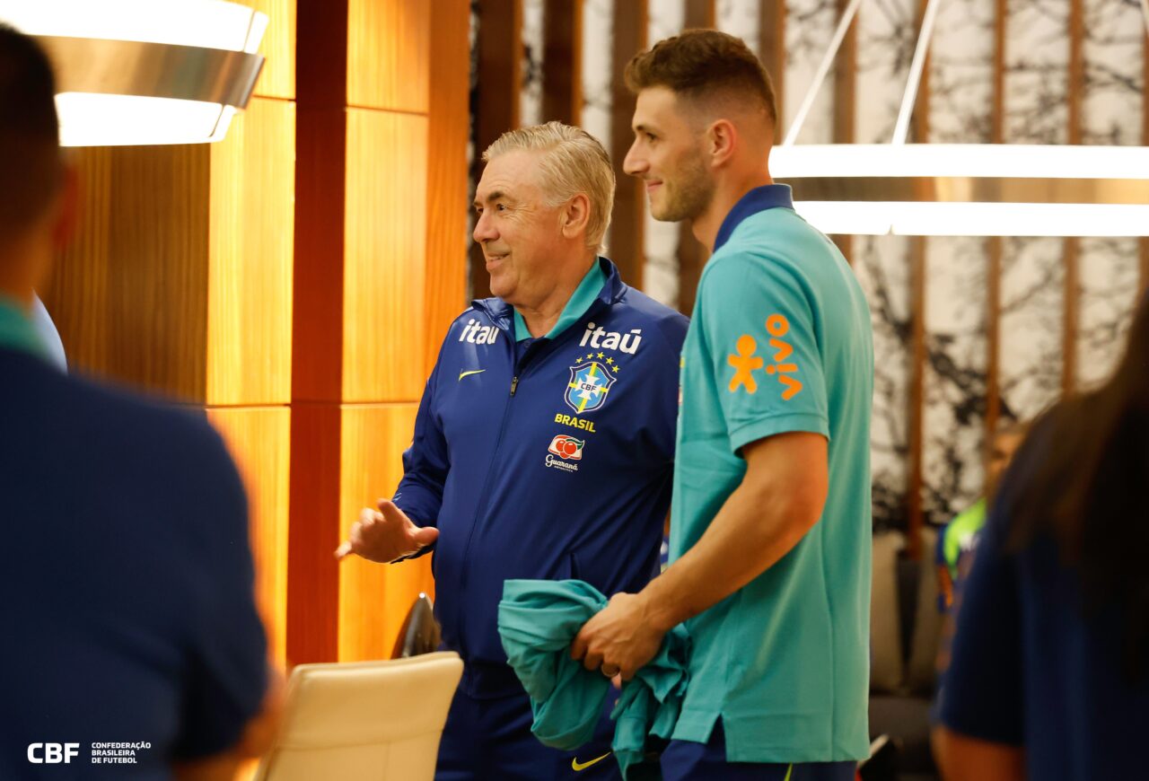 Bento ao lado do treinador da Seleção Brasileira, Carlo Ancelotti