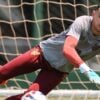 O goleiro Santos, em treino do Athletico