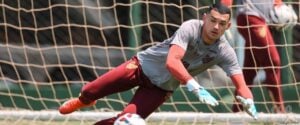 O goleiro Santos, em treino do Athletico