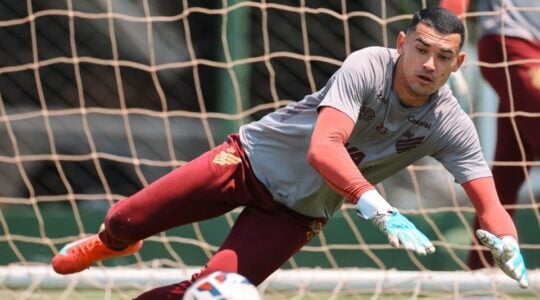 O goleiro Santos, em treino do Athletico