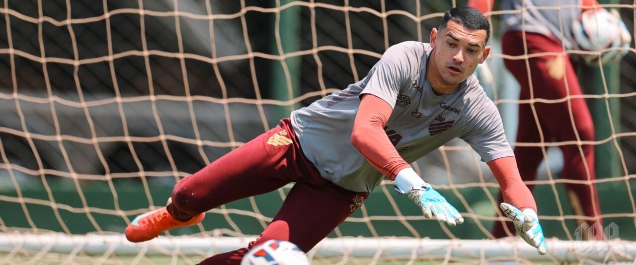 O goleiro Santos, em treino do Athletico