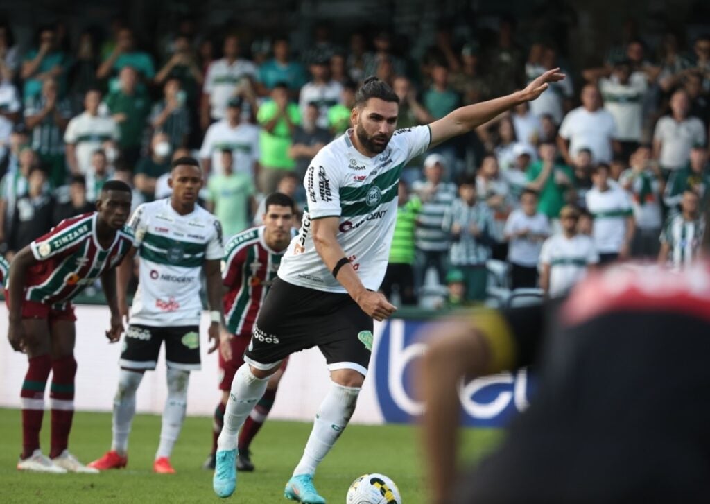 O centroavante Léo Gamalho, pelo Coritiba, em 2022