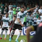 O centroavante Léo Gamalho, pelo Coritiba, em 2022