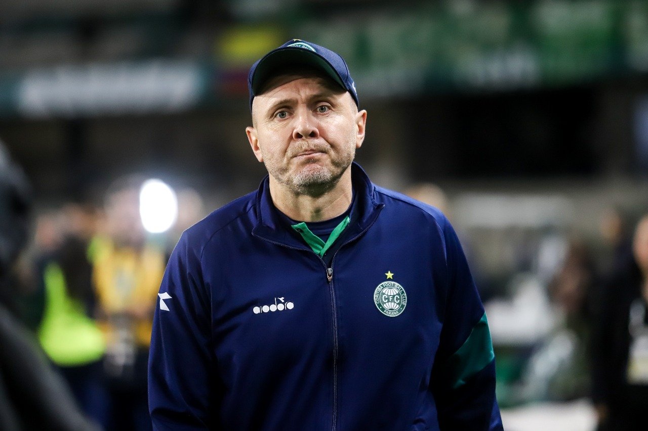 O técnico Mozart, do Coritiba
