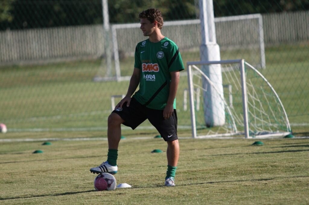 O zagueiro e lateral-esquerdo Lucas Mendes, em treino do Coritiba, em 2012