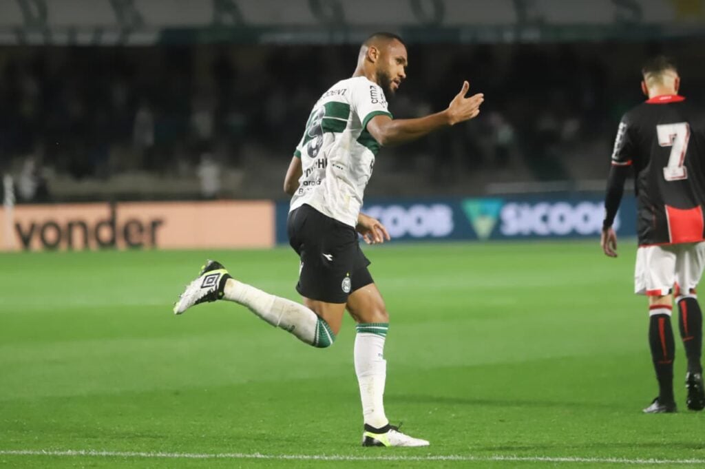 Gustavo Coutinho comemora em Coritiba x Botafogo-SP, no Couto Pereira