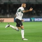Gustavo Coutinho comemora em Coritiba x Botafogo-SP, no Couto Pereira