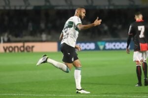 Gustavo Coutinho comemora em Coritiba x Botafogo-SP, no Couto Pereira