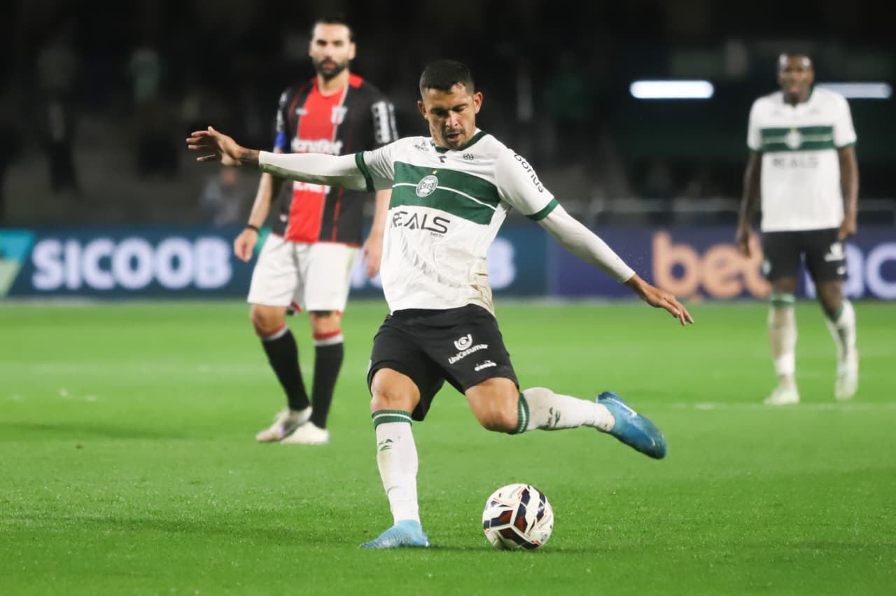 Bruno Melo em Coritiba 2x0 Botafogo-SP, no Couto Pereira