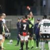 Zagueiro Edson, do Botafogo-SP, é expulso no jogo contra o Coritiba, no Couto Pereira
