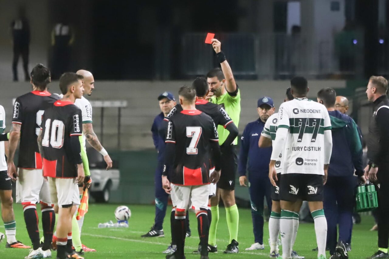 Zagueiro Edson, do Botafogo-SP, é expulso no jogo contra o Coritiba, no Couto Pereira