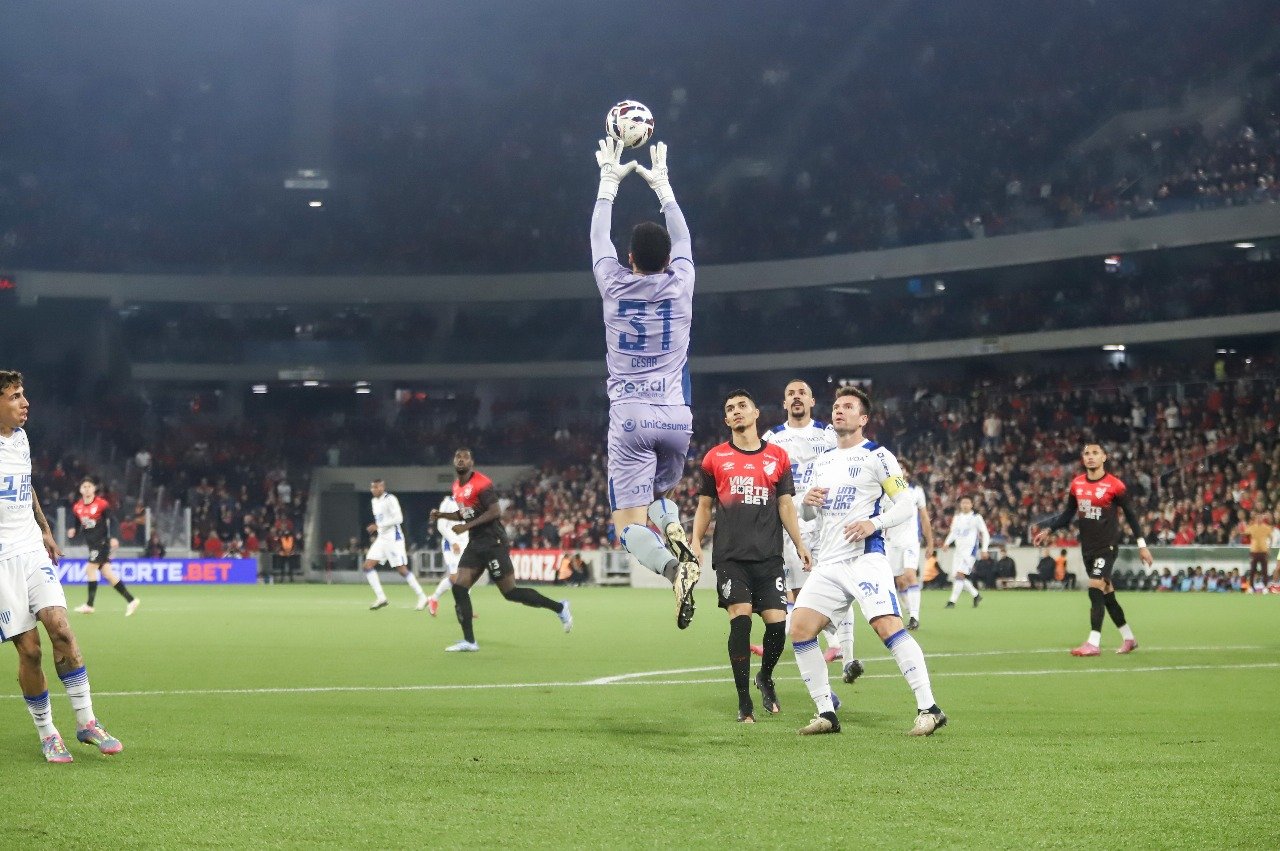 O goleiro César, do Avaí, contra o Athletico