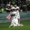 Josué comemora gol do Coritiba no Couto Pereira, sobre o Atlético-GO