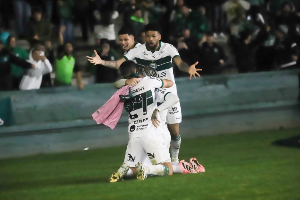 Josué comemora gol do Coritiba no Couto Pereira, sobre o Atlético-GO
