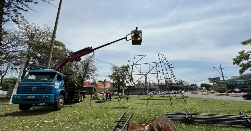 MONTAGEM-ÁRVORE-NATAL-Miriã-Silva