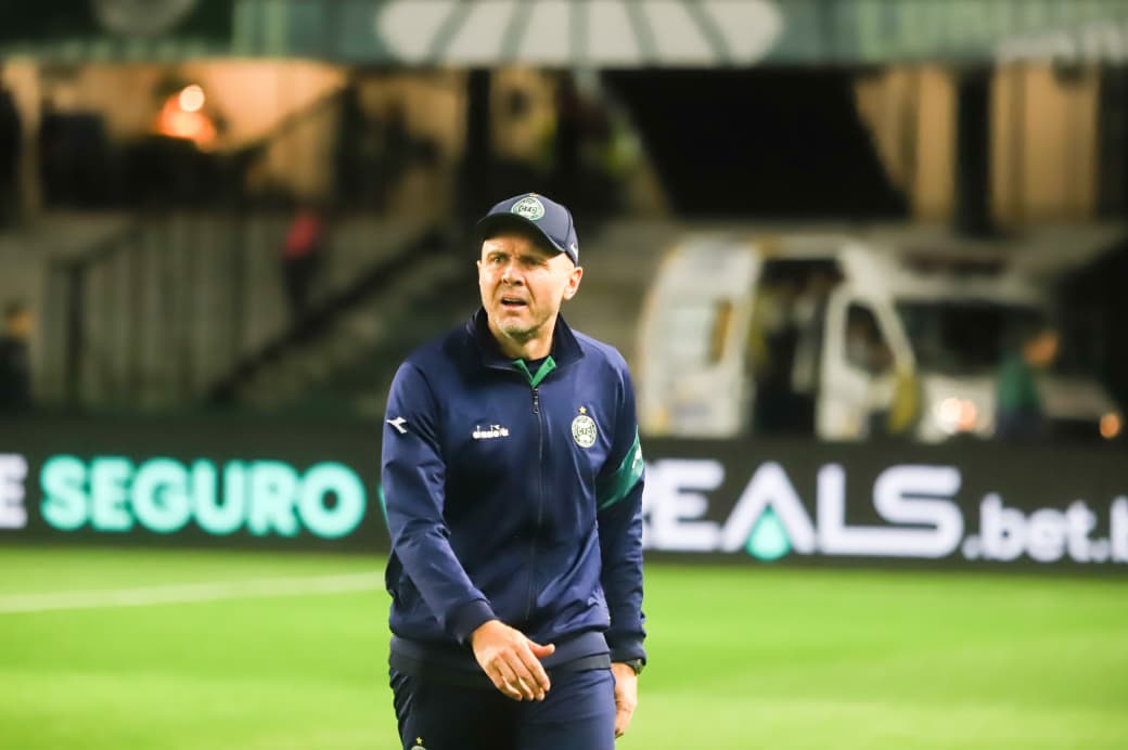 O técnico do Coritiba, Mozart
