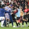 Jogadores de Athletico e Avaí brigam após o apito final