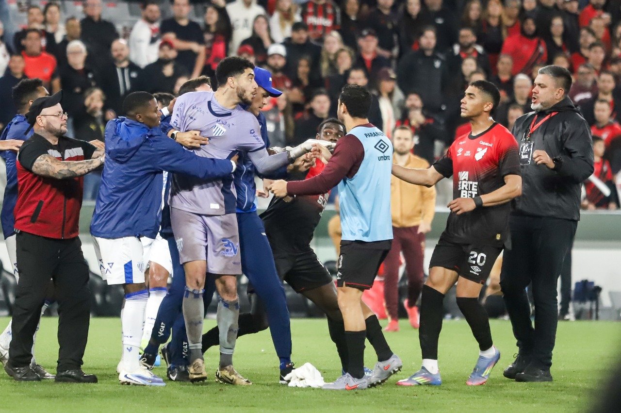 Jogadores de Athletico e Avaí brigam após o apito final