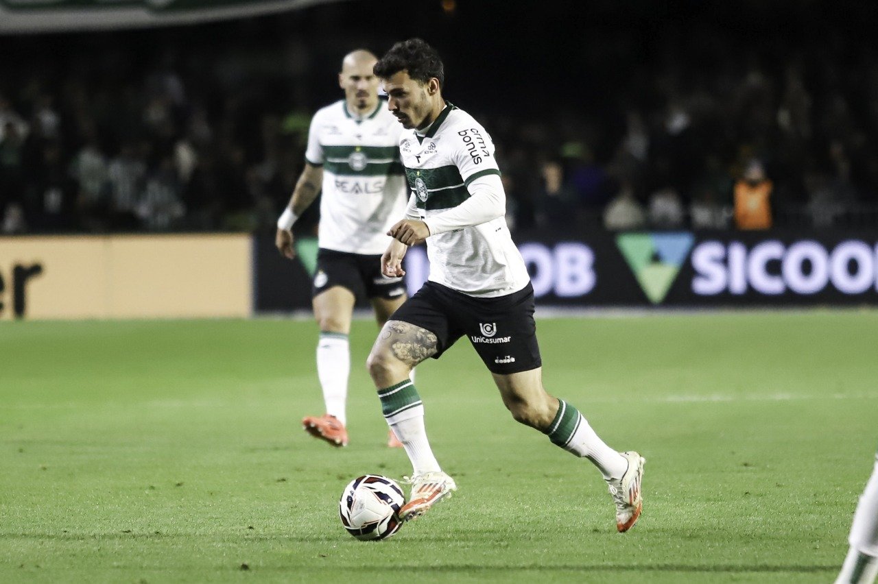 O lateral-direito Zeca: provável titular em Coritiba x Botafogo-SP