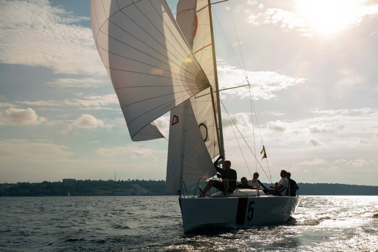 corrida-de-iates-a-vela-regata-de-vela-de-iate