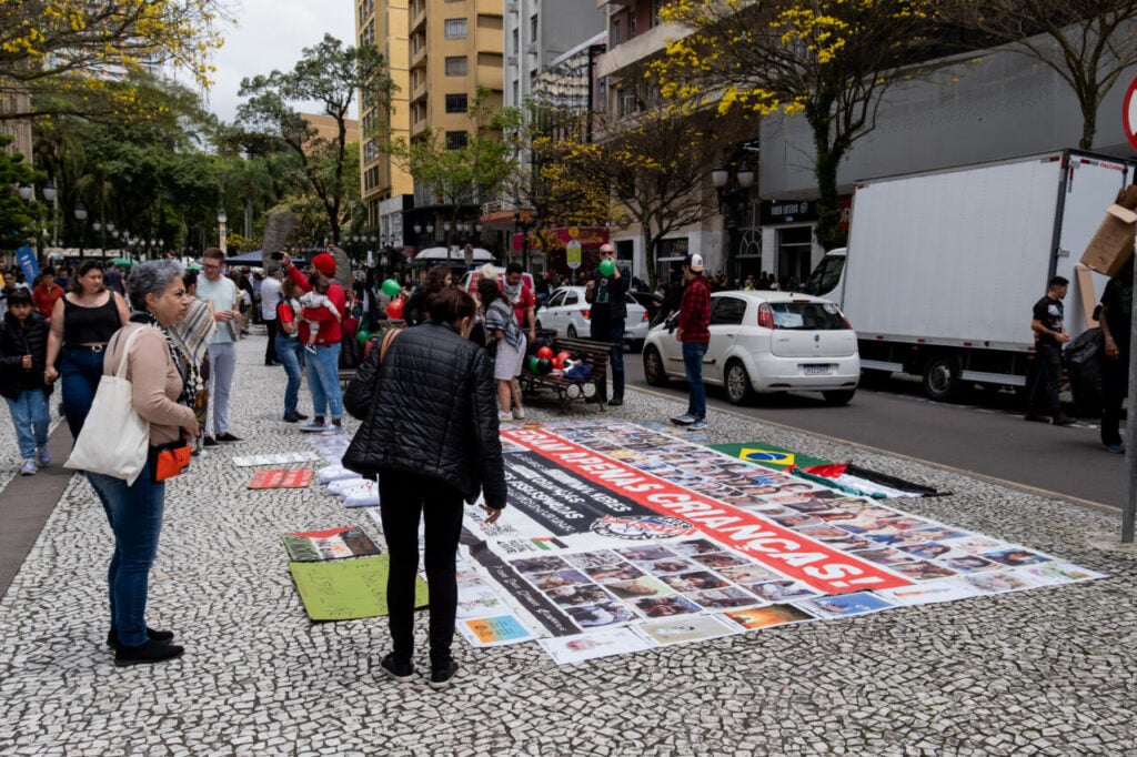 Ato em apoio às crianças palestinas em Curitiba.