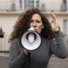 mulher-segurando-um-megafone-tiro-medio