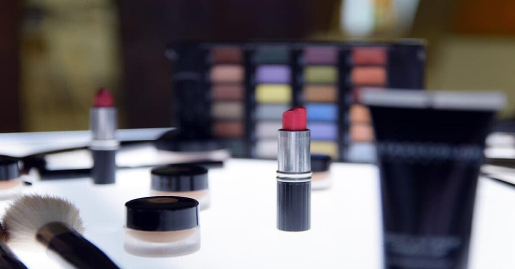 Produtos de beleza em oferta durante a Mega Oferta Prime 2025.