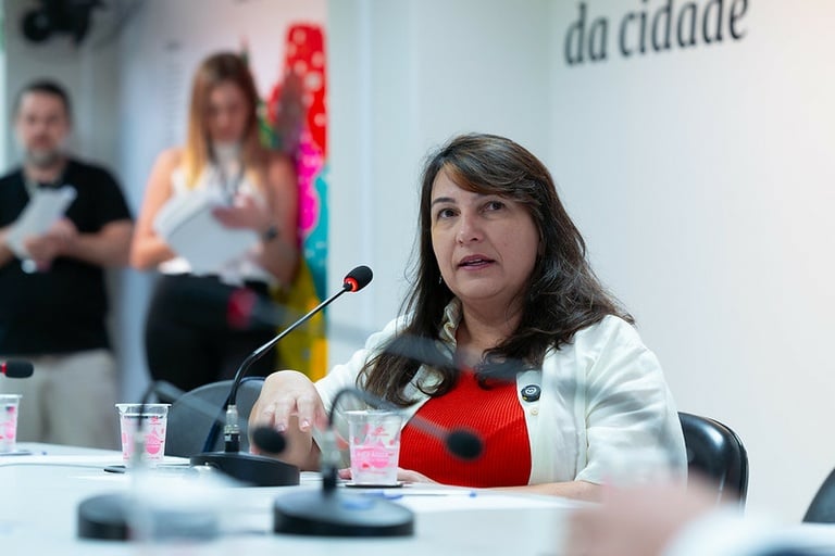 professora Angela na comissão processante redução de danos foto carlos costa
